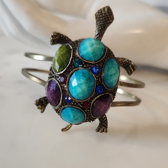 Elegant Turtle Gemstone Hinged Bracelet Facuet Cut Plastic - Picture 1 of 5